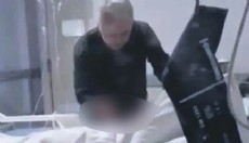 Hasta yatağındaki babasına acımasızca şiddet uyguladı