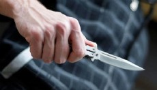 Husumetlisini boğazından bıçakladı