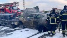 İki otomobil kafa kafaya çarpıştı: 1 ölü, 4 yaralı