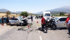 İki otomobil kafa kafaya çarpıştı: 1 ölü, 9 yaralı