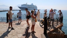 İngiliz turistler kruvaziyerle Antalya'ya geldi