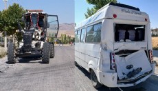 İş makinesi ile minibüs çarpıştı: 2 yaralı