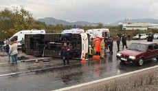 İşçi servis midibüsü devrildi: 1 ölü, 19 yaralı