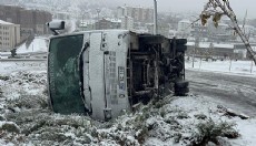 İşçi servis midibüsü devrildi: 14 yaralı