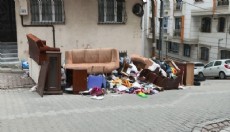 İstetiği kirayı vermeyen kiracısının eşyalarını sokağa attı