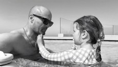 Jason Statham’dan sonsuzluk havuzunda poz