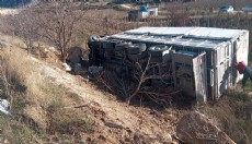 Kamyon sürücüsü yaralandı