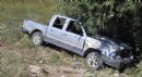 Kamyonet dereye uçtu: 2 yaralı