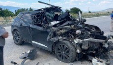 Kamyonetle çarpışan otomobilin sürücüsü yaralandı