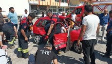 Kamyonetle çarpışan otomobilin sürücüsü yaralandı