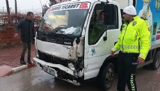 Kamyonetler kavşakta çarpıştı: 1 yaralı