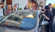 Kapılar otomatik kilitledi, bebek arabada mahsur kaldı