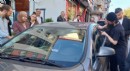 Kapılar otomatik kilitledi, bebek arabada mahsur kaldı