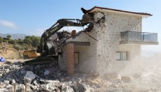 Kaş’ta kaçak yapıların yıkımı yine yapılamadı