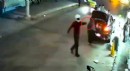 Kaskla geldi ateş açıp kaçtı; 1 yaralı