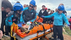 Kayalıktan düşen kadını kurtarıldı