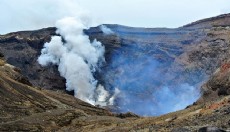 Japonya'da kayıp helikopterin enkazı kraterde bulundu