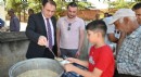 Kaymakam Türker, aşure dağıttı