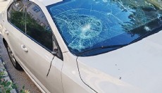 Komşusunun otomobiline tuğlayla zarar verdi