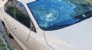 Komşusunun otomobiline tuğlayla zarar verdi