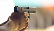 Konuşmak için gittiği eşine ateş açtı