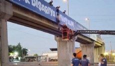 Korkunç olay: Yarı çıplak üst geçitte ölü bulundu