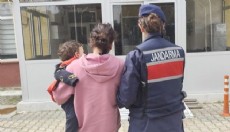 Kucağında çocuğu ile cezaevine girdi