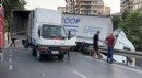 Kumaş yüklü TIR, dere yatağına düştü: 1 yaralı