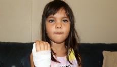 Mavi İmer'in parmağı, Antalya'da okulun demir kapısına sıkışıp koptu