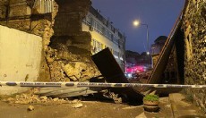 Metruk binanın duvarı çöktü