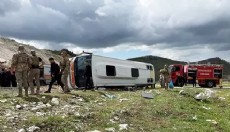 Midibüs devrildi: 1 ölü, 12 yaralı