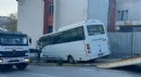 Midibüs duvara çarptı: 3'ü polis, 7 yaralı