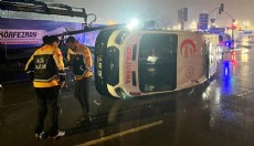 Minibüs ile çarpışan ambulans devrildi; 6 yaralı