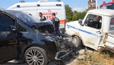 Minibüs ile kamyonet çarpıştı: 1 yaralı