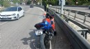 Motosikleti devrilince yaralandı