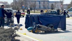 Motosikletiyle hafif ticari araca çarpan kurye öldü