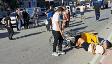 Motosikletlinin yayaya çarptığı kazada 2 yaralı