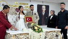 Muhtar nikahını kıydığı kızına Türk bayrağı hediye etti