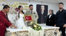 Muhtar nikahını kıydığı kızına Türk bayrağı hediye etti