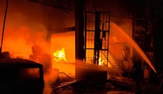 Mühürlenen boya imalathanesinde yangın