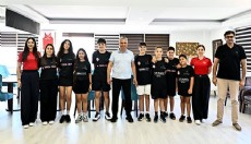 Muratpaşa Belediyespor squashta kürsüden inmiyor
