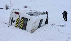 Öğrenci servis minibüsü devrildi: 14 yaralı