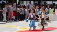 Öğrencilerden geri dönüşüm defilesi