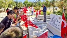 Öğrencilerden şehitlik ziyareti