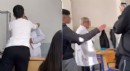Öğrencilerin alay ettiği öğretmene velilerden destek
