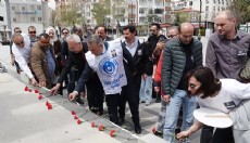 Okul saldırısında ölen öğretmen ve öğrenciler için karanfil bırakıldı