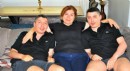 Otizmli ikizleriyle 25 yıldır yaşam mücadelesi veriyor