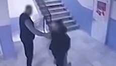 Otizmli öğrencisini merdivenlerden itti