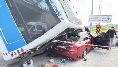 Otobüs, otomobilin üzerine devrildi: 46 yaralı