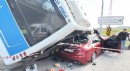 Otobüs, otomobilin üzerine devrildi: 46 yaralı